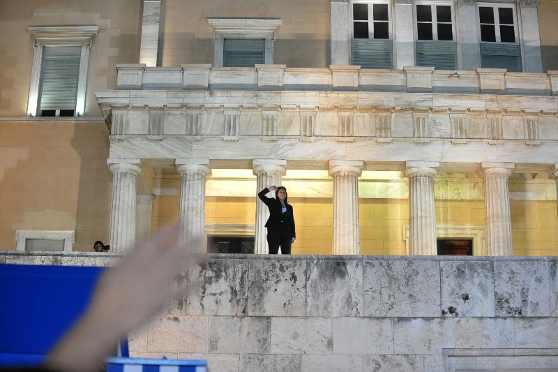 Η γροθιά της Ζωής μπροστά στο κοινοβούλιο [εικόνες] | iefimerida.gr 2