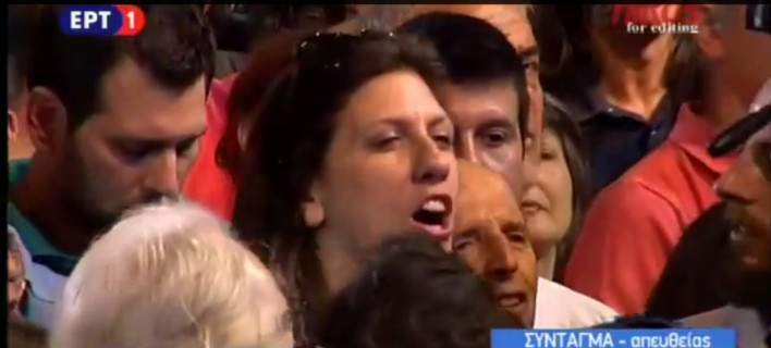 Η γροθιά της Ζωής μπροστά στο κοινοβούλιο [εικόνες] | iefimerida.gr 5