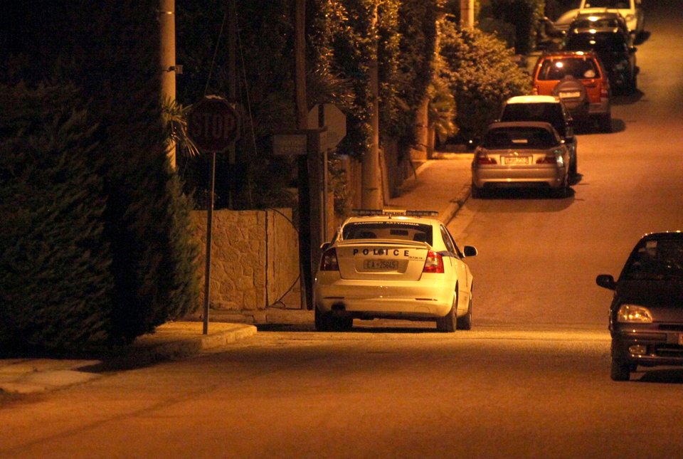 Αναστάτωση τη νύχτα στη Βουλιαγμένη - Εκρηξη σε σπίτι επιχειρηματία [εικόνες] | iefimerida.gr 1