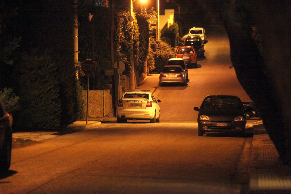 Αναστάτωση τη νύχτα στη Βουλιαγμένη - Εκρηξη σε σπίτι επιχειρηματία [εικόνες] | iefimerida.gr 0