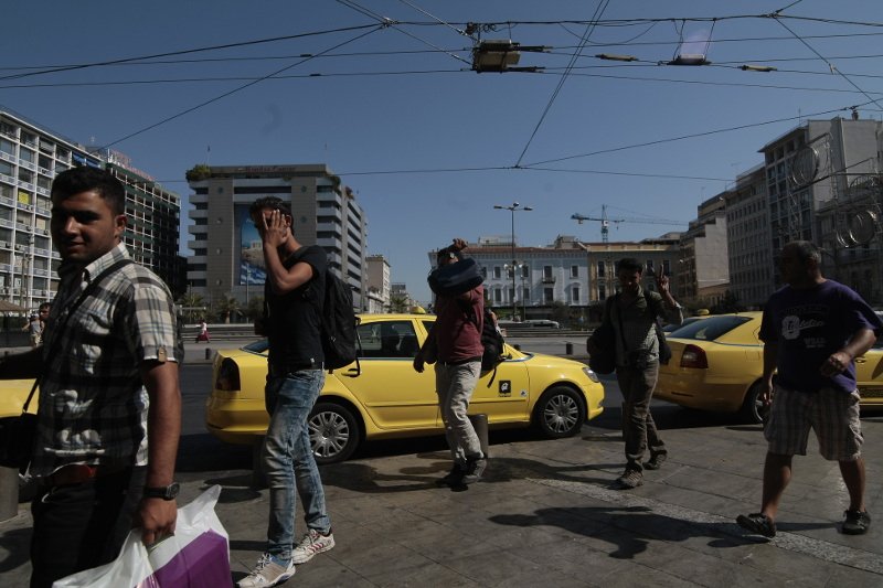 Αδειασαν 2.500 μετανάστες το πρωί στην Αθήνα - Η περιπλάνησή τους  στο κέντρο με τα μωρά στην αγκαλιά [εικόνες] | iefimerida.gr 6