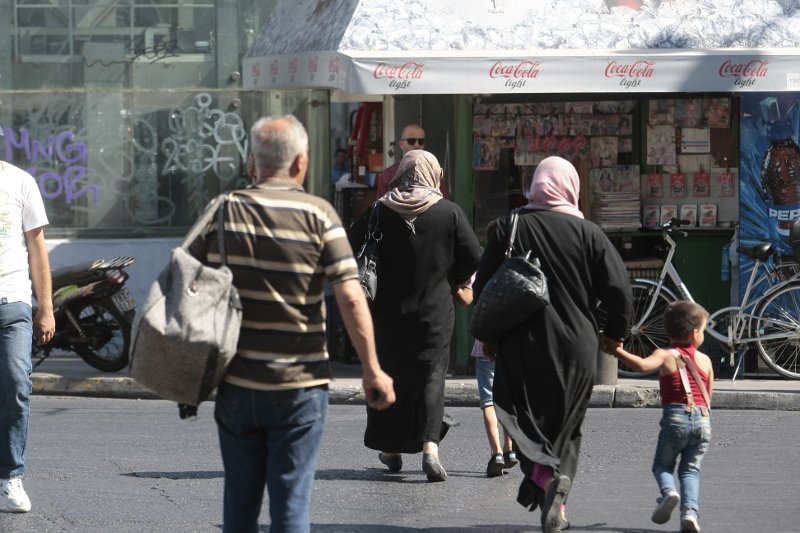 Αδειασαν 2.500 μετανάστες το πρωί στην Αθήνα - Η περιπλάνησή τους  στο κέντρο με τα μωρά στην αγκαλιά [εικόνες] | iefimerida.gr 1