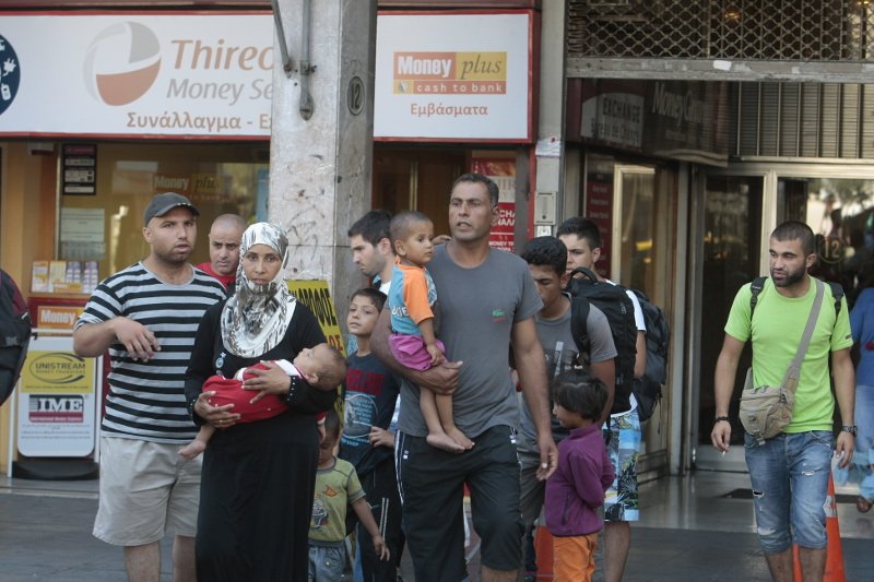 Αδειασαν 2.500 μετανάστες το πρωί στην Αθήνα - Η περιπλάνησή τους  στο κέντρο με τα μωρά στην αγκαλιά [εικόνες] | iefimerida.gr 2