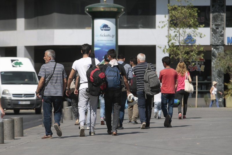 Αδειασαν 2.500 μετανάστες το πρωί στην Αθήνα - Η περιπλάνησή τους  στο κέντρο με τα μωρά στην αγκαλιά [εικόνες] | iefimerida.gr 3