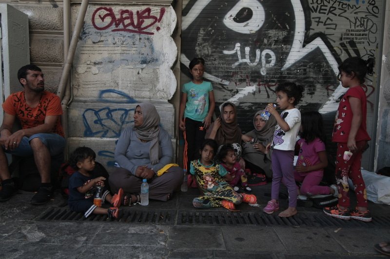 Αδειασαν 2.500 μετανάστες το πρωί στην Αθήνα - Η περιπλάνησή τους  στο κέντρο με τα μωρά στην αγκαλιά [εικόνες] | iefimerida.gr 4