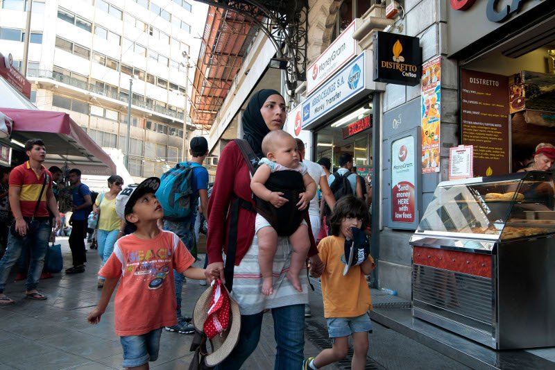 Αδειασαν 2.500 μετανάστες το πρωί στην Αθήνα - Η περιπλάνησή τους  στο κέντρο με τα μωρά στην αγκαλιά [εικόνες] | iefimerida.gr 5