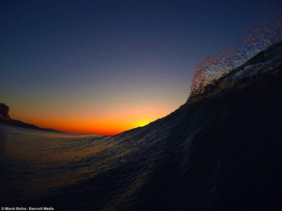 Μέσα από τα κύματα: Ενας σέρφερ απαθανατίζει τη θάλασσα... αλλιώς [εικόνες] | iefimerida.gr 0