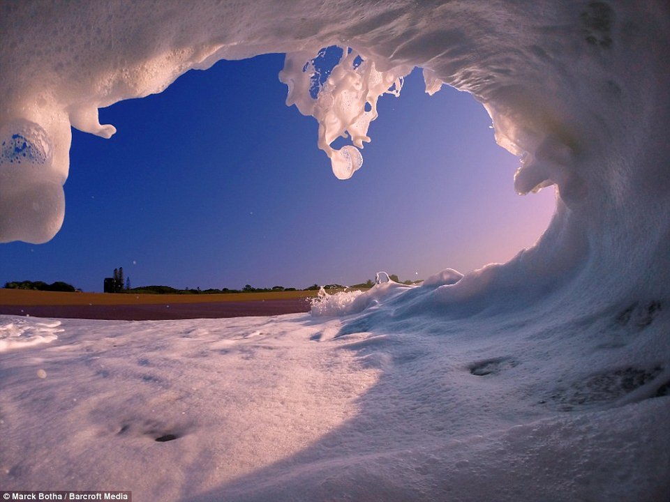 Μέσα από τα κύματα: Ενας σέρφερ απαθανατίζει τη θάλασσα... αλλιώς [εικόνες] | iefimerida.gr 7