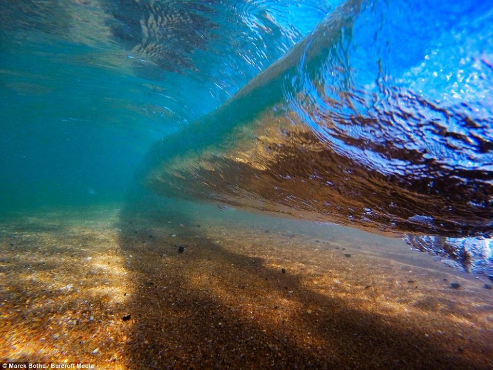 Μέσα από τα κύματα: Ενας σέρφερ απαθανατίζει τη θάλασσα... αλλιώς [εικόνες] | iefimerida.gr 6