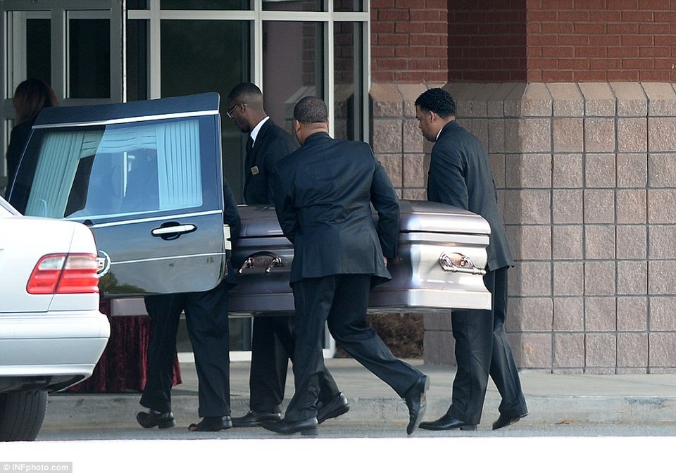 Θρήνος και οργή στην κηδεία της κόρης της Γουίτνεϊ Χιούστον [εικόνες] | iefimerida.gr 8