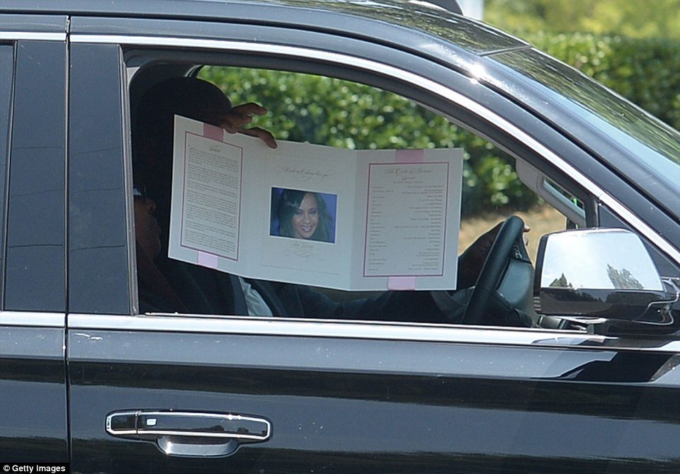 Θρήνος και οργή στην κηδεία της κόρης της Γουίτνεϊ Χιούστον [εικόνες] | iefimerida.gr 12