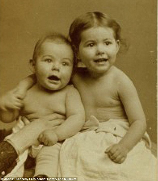 Ο Ερνεστ Χέμινγουεϊ μεγάλωσε σαν κοριτσάκι: Η μητέρα του τον έντυνε όπως την αδελφή του [εικόνες] | iefimerida.gr 9