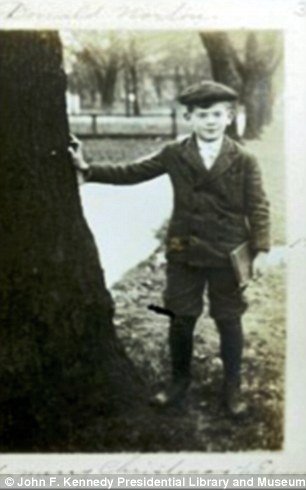 Ο Ερνεστ Χέμινγουεϊ μεγάλωσε σαν κοριτσάκι: Η μητέρα του τον έντυνε όπως την αδελφή του [εικόνες] | iefimerida.gr 2