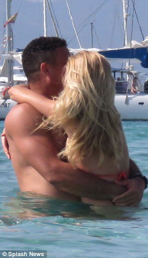 Ασυγκράτητος ο Ρονάλντο -Δεν παίρνει τα χέρια του από την κατά 15 χρόνια μικρότερη σύντροφό του [εικόνες] | iefimerida.gr 1