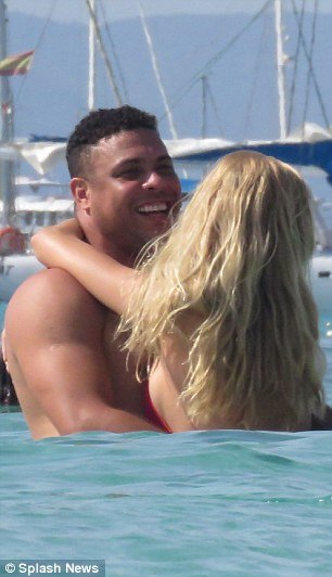 Ασυγκράτητος ο Ρονάλντο -Δεν παίρνει τα χέρια του από την κατά 15 χρόνια μικρότερη σύντροφό του [εικόνες] | iefimerida.gr 3