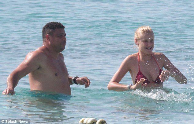 Ασυγκράτητος ο Ρονάλντο -Δεν παίρνει τα χέρια του από την κατά 15 χρόνια μικρότερη σύντροφό του [εικόνες] | iefimerida.gr 4