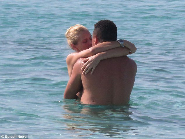 Ασυγκράτητος ο Ρονάλντο -Δεν παίρνει τα χέρια του από την κατά 15 χρόνια μικρότερη σύντροφό του [εικόνες] | iefimerida.gr 5