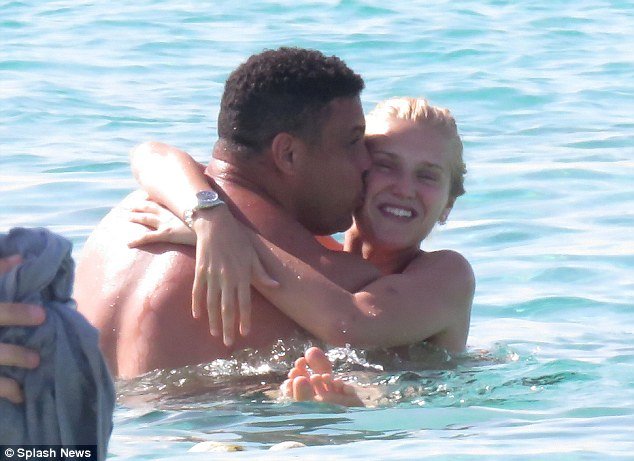 Ασυγκράτητος ο Ρονάλντο -Δεν παίρνει τα χέρια του από την κατά 15 χρόνια μικρότερη σύντροφό του [εικόνες] | iefimerida.gr 6