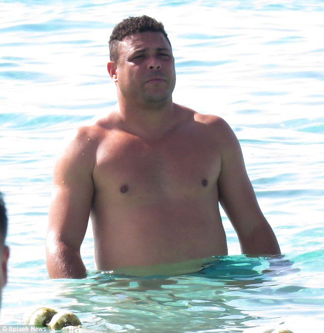 Ασυγκράτητος ο Ρονάλντο -Δεν παίρνει τα χέρια του από την κατά 15 χρόνια μικρότερη σύντροφό του [εικόνες] | iefimerida.gr 8