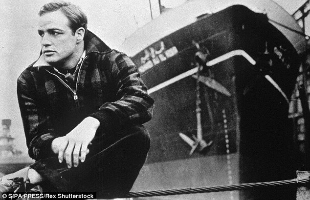 Η άγνωστη ζωή του Μάρλον Μπράντο: Τα δύσκολα παιδικά χρόνια και οι περίπλοκες ερωτικές του σχέσεις [εικόνες] | iefimerida.gr 0