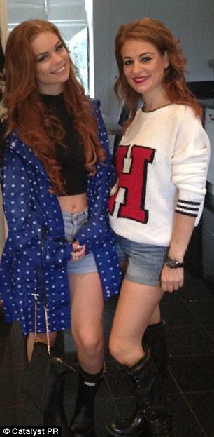 Με δυσκολία τις ξεχωρίζεις: Μάνα και κόρη, με 23 χρόνια διαφορά, είναι απλά... ολόιδιες [εικόνες] | iefimerida.gr 5