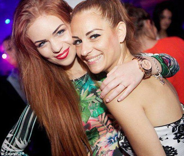 Με δυσκολία τις ξεχωρίζεις: Μάνα και κόρη, με 23 χρόνια διαφορά, είναι απλά... ολόιδιες [εικόνες] | iefimerida.gr 0