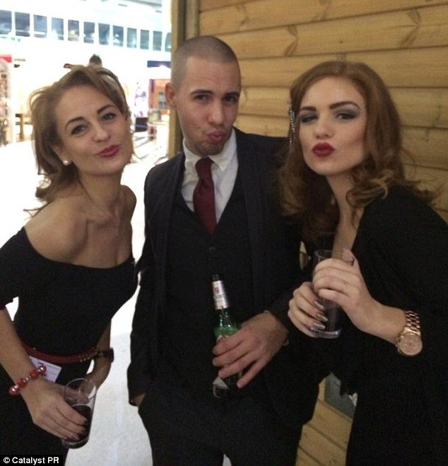 Με δυσκολία τις ξεχωρίζεις: Μάνα και κόρη, με 23 χρόνια διαφορά, είναι απλά... ολόιδιες [εικόνες] | iefimerida.gr 3