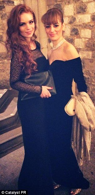 Με δυσκολία τις ξεχωρίζεις: Μάνα και κόρη, με 23 χρόνια διαφορά, είναι απλά... ολόιδιες [εικόνες] | iefimerida.gr 1