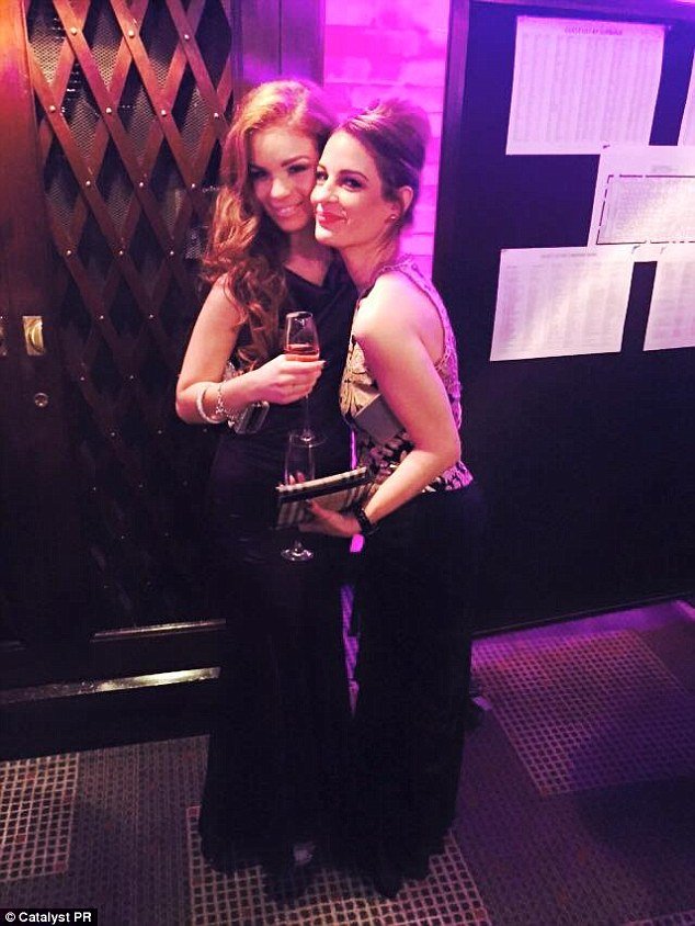 Με δυσκολία τις ξεχωρίζεις: Μάνα και κόρη, με 23 χρόνια διαφορά, είναι απλά... ολόιδιες [εικόνες] | iefimerida.gr 4