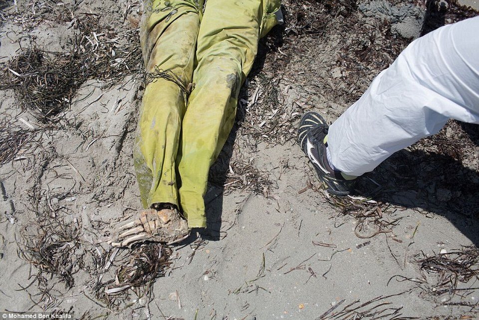 Γροθιά στο στομάχι: Νεκρά σώματα μεταναστών ξεβράζονται στην ακτή [πολύ σκληρές εικόνες] | iefimerida.gr 5