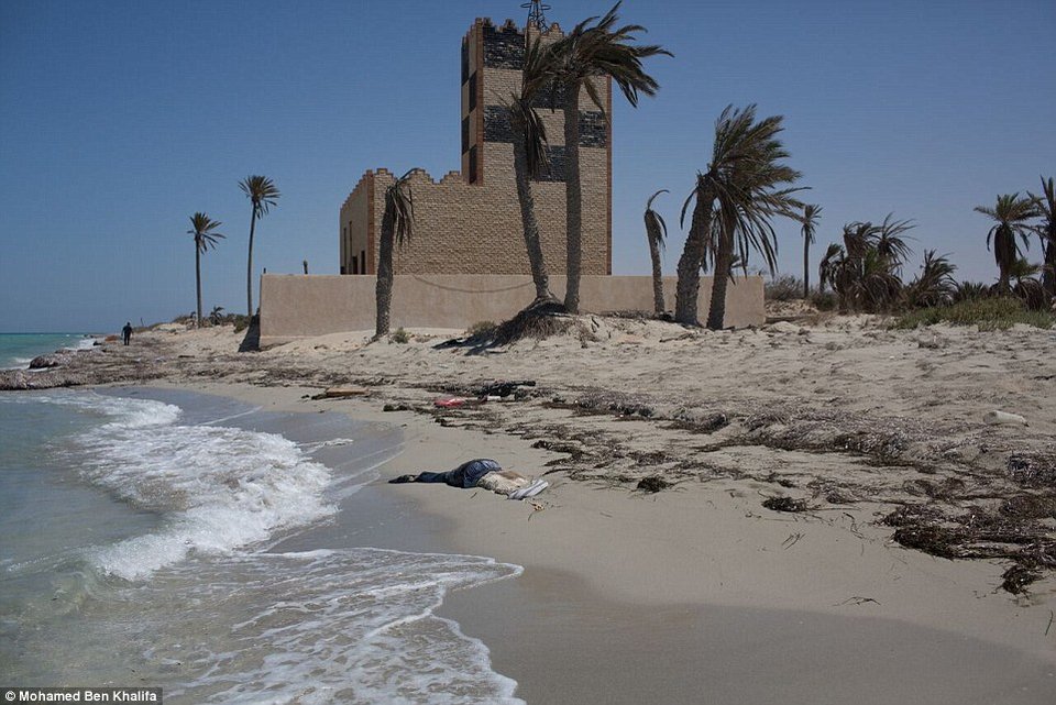 Γροθιά στο στομάχι: Νεκρά σώματα μεταναστών ξεβράζονται στην ακτή [πολύ σκληρές εικόνες] | iefimerida.gr 3