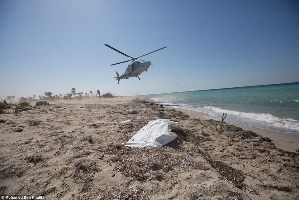 Γροθιά στο στομάχι: Νεκρά σώματα μεταναστών ξεβράζονται στην ακτή [πολύ σκληρές εικόνες] | iefimerida.gr 1