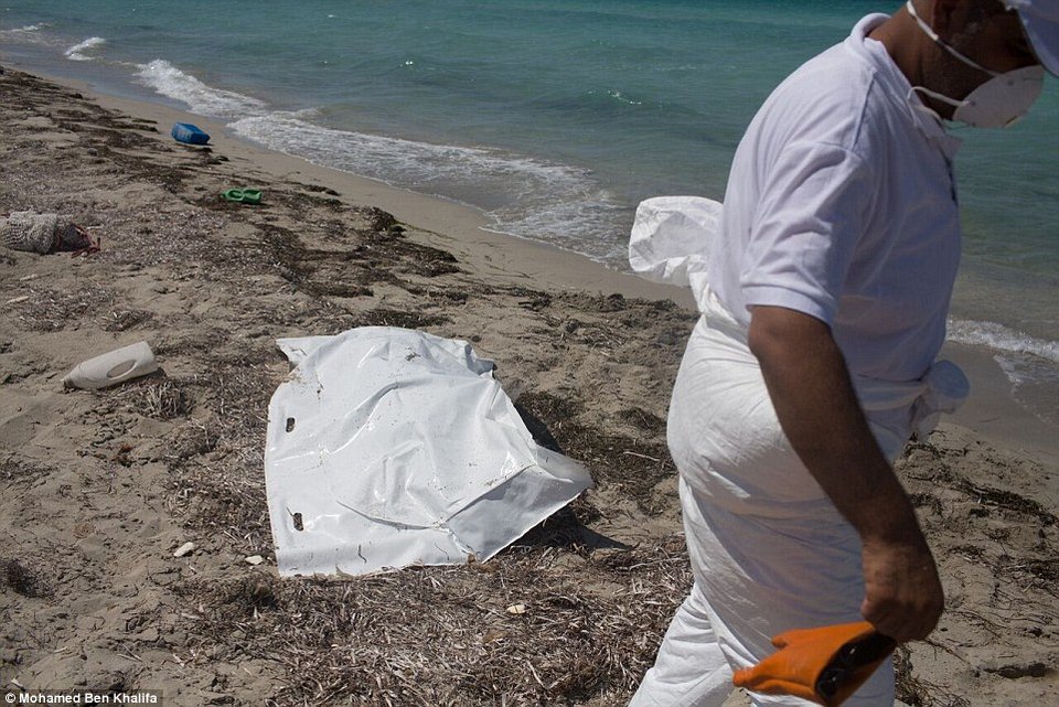 Γροθιά στο στομάχι: Νεκρά σώματα μεταναστών ξεβράζονται στην ακτή [πολύ σκληρές εικόνες] | iefimerida.gr 2