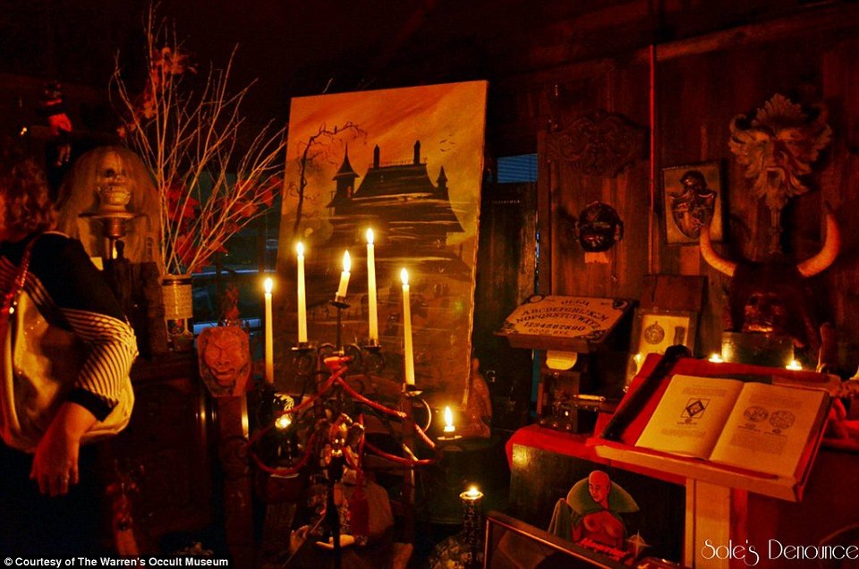 Το μουσείο του τρόμου: Κυνηγοί φαντασμάτων συλλέγουν «δαιμονισμένα» αντικείμενα [εικόνες] | iefimerida.gr 10