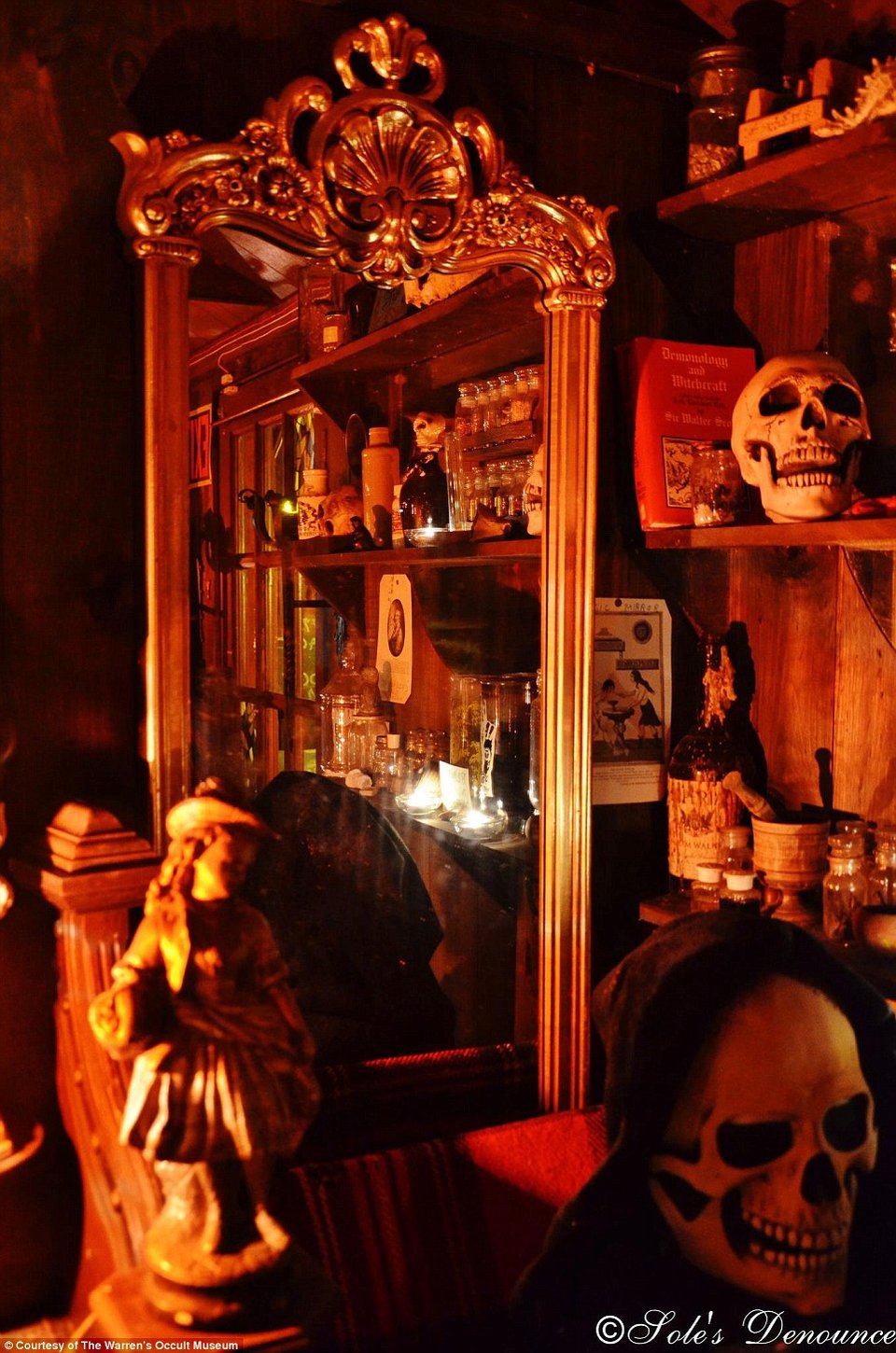 Το μουσείο του τρόμου: Κυνηγοί φαντασμάτων συλλέγουν «δαιμονισμένα» αντικείμενα [εικόνες] | iefimerida.gr 15