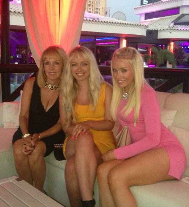 Μάνες και κόρες που μοιάζουν σαν δίδυμες –Oταν η διαφορά ηλικίας δεν φαίνεται [εικόνες] | iefimerida.gr 3