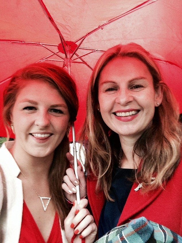 Μάνες και κόρες που μοιάζουν σαν δίδυμες –Oταν η διαφορά ηλικίας δεν φαίνεται [εικόνες] | iefimerida.gr 6