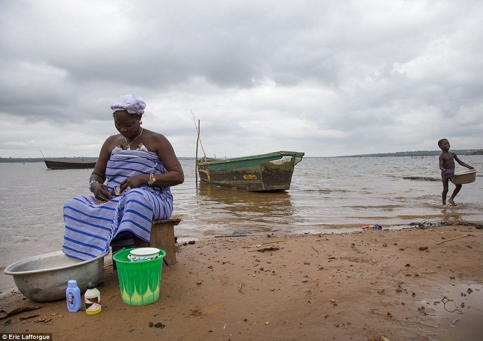 Φυλή βουντού στην Αφρική ζει με τα ξύλινα ομοιώματα των πεθαμένων διδύμων παιδιών της [εικόνες] | iefimerida.gr 4