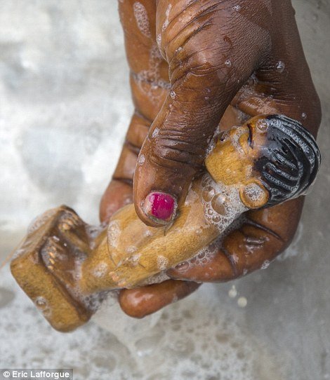 Φυλή βουντού στην Αφρική ζει με τα ξύλινα ομοιώματα των πεθαμένων διδύμων παιδιών της [εικόνες] | iefimerida.gr 5