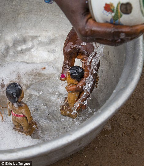 Φυλή βουντού στην Αφρική ζει με τα ξύλινα ομοιώματα των πεθαμένων διδύμων παιδιών της [εικόνες] | iefimerida.gr 6