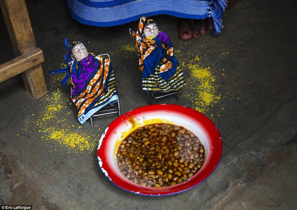 Φυλή βουντού στην Αφρική ζει με τα ξύλινα ομοιώματα των πεθαμένων διδύμων παιδιών της [εικόνες] | iefimerida.gr 11