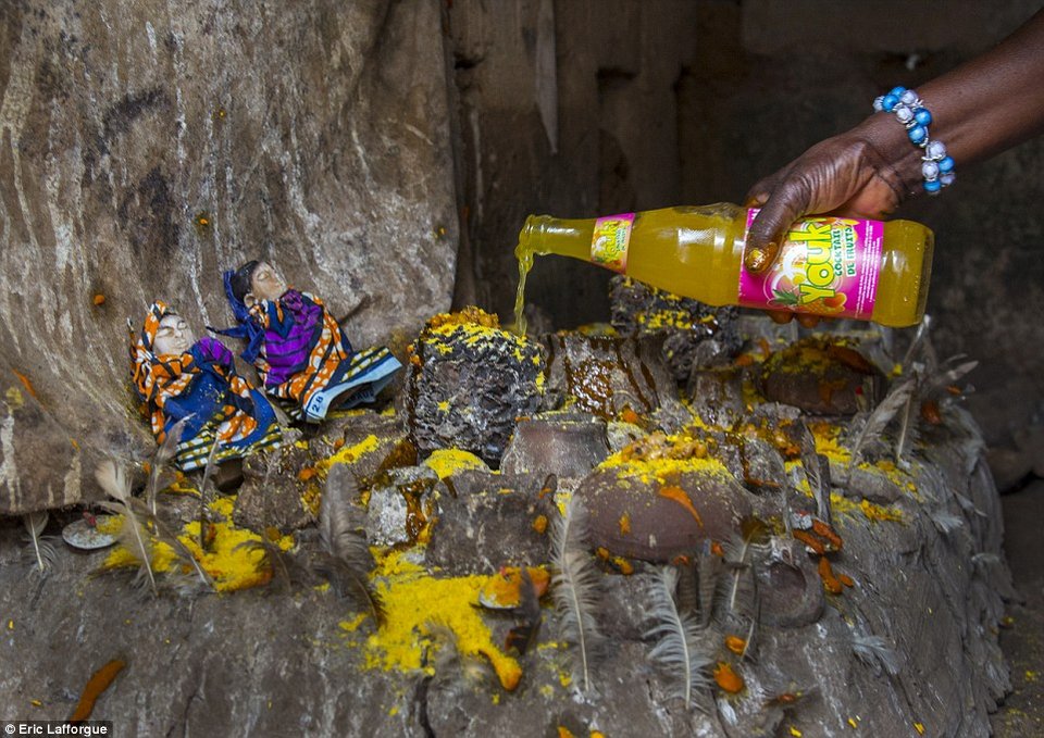 Φυλή βουντού στην Αφρική ζει με τα ξύλινα ομοιώματα των πεθαμένων διδύμων παιδιών της [εικόνες] | iefimerida.gr 12
