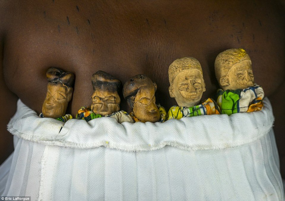 Φυλή βουντού στην Αφρική ζει με τα ξύλινα ομοιώματα των πεθαμένων διδύμων παιδιών της [εικόνες] | iefimerida.gr 8