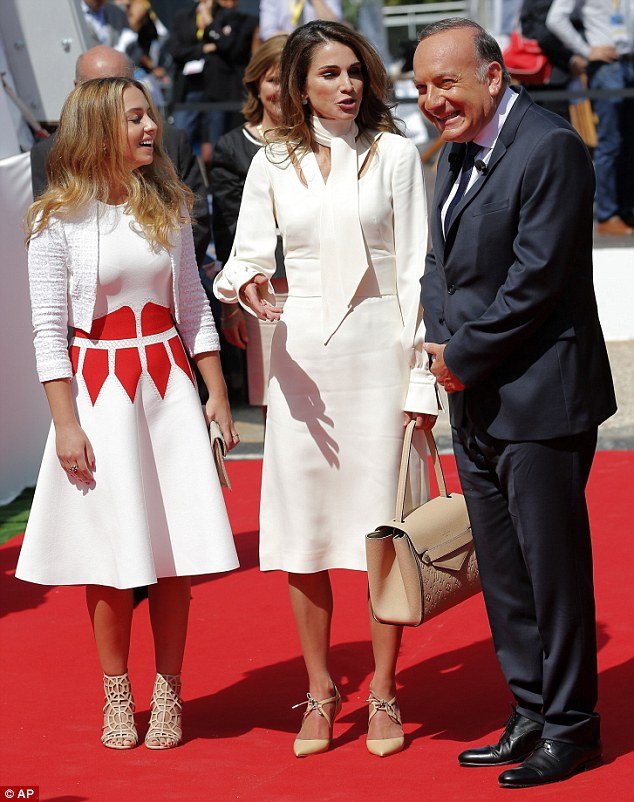 Μαμά και κόρη σαν αδελφές - Η καλλονή βασίλισσα Ράνια της Ιορδανίας με την 18χρονη κόρη της [εικόνες] | iefimerida.gr 4