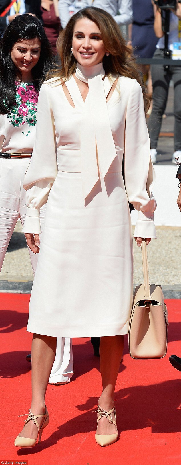 Μαμά και κόρη σαν αδελφές - Η καλλονή βασίλισσα Ράνια της Ιορδανίας με την 18χρονη κόρη της [εικόνες] | iefimerida.gr 7