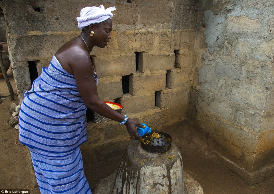 Φυλή βουντού στην Αφρική ζει με τα ξύλινα ομοιώματα των πεθαμένων διδύμων παιδιών της [εικόνες] | iefimerida.gr 10