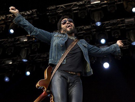 Τα έδειξε όλα στη σκηνή ο Λένι Κράβιτζ - Σκίστηκε το μπροστινό μέρος του παντελονιού του [εικόνες & βίντεο] | iefimerida.gr 2