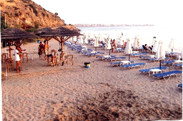 Το χρυσό καλοκαίρι της Αίγινας -Το νησί ανθεί χάρη στον Βαρουφάκη [εικόνες] | iefimerida.gr 9