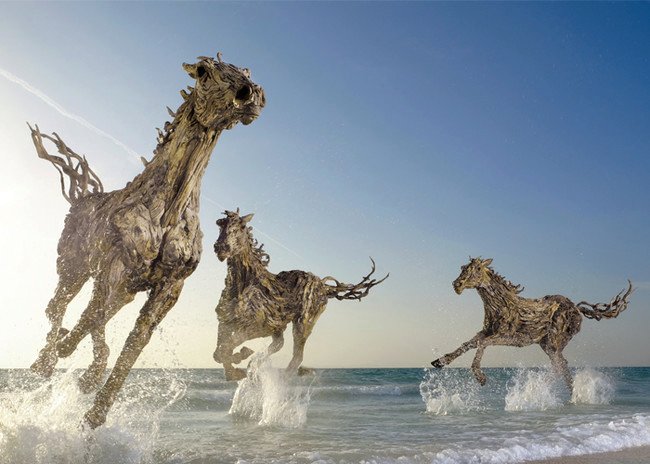 Τρομακτικοί δράκοι και άγρια άλογα – Καλλιτέχνης φτιάχνει γλυπτά από ξύλα που βρίσκει στις ακτές [εικόνες]  | iefimerida.gr 2