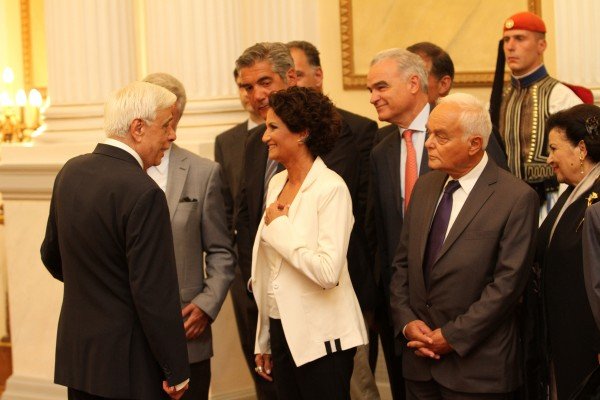 Αλκηστις Πρωτοψάλτη, η έκπληξη της κυβέρνησης - Το σκουλαρίκι στο αυτί, η κομψή εμφάνιση: «Είμαστε ακόμα ζωντανοί;» [εικόνες] | iefimerida.gr 3